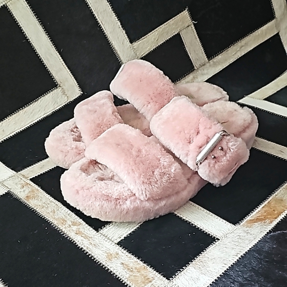 Light Pink furry Ugg sandals 👡 size 7